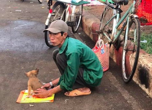 Xót xa hình ảnh 'lão Hạc thời nay' đem cún con đi bán ngày giáp Tết